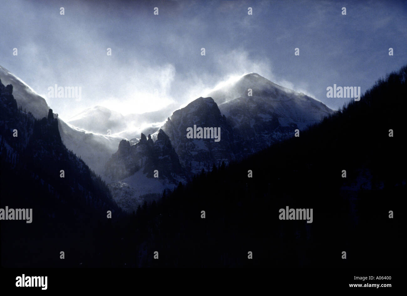 Neve montagna sormontata Foto Stock