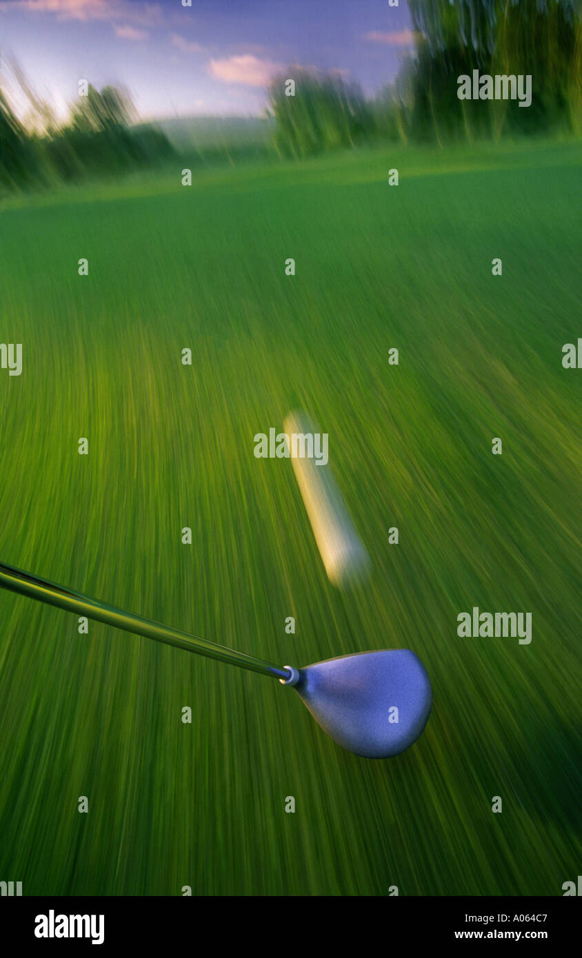 Golf club colpisce la pallina da golf con motion blur Foto Stock