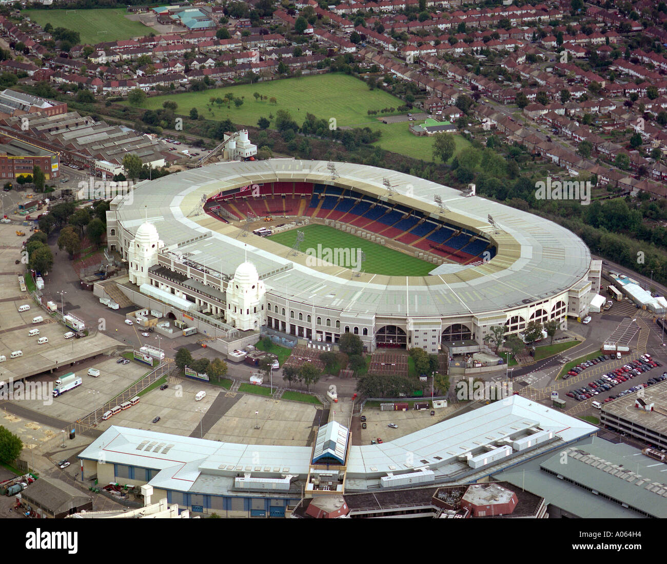 Vista aerea del vecchio stadio di Wembley con le Torri Gemelle in Greater London Foto Stock