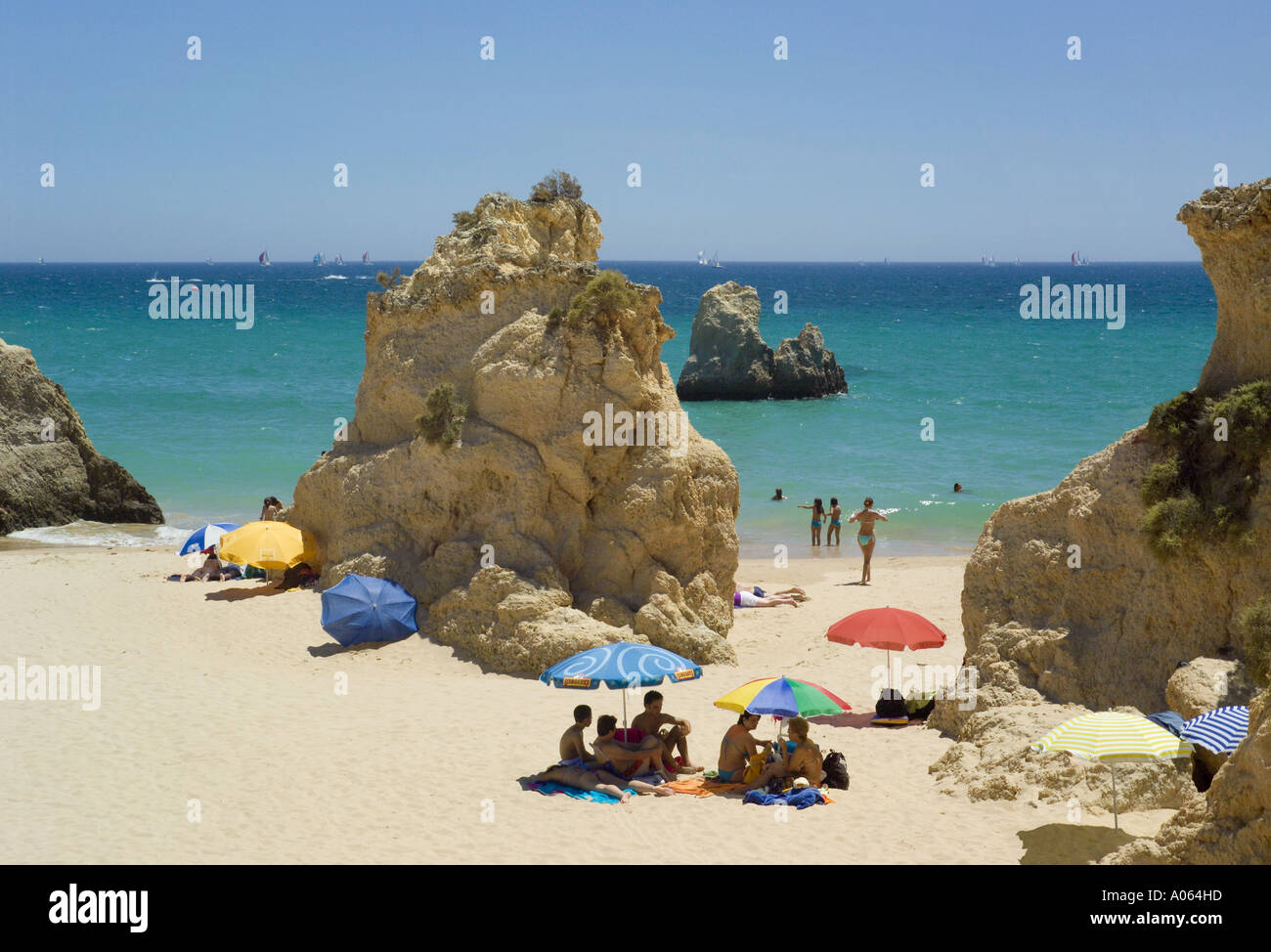 Il Portogallo, Algarve, rocce di Alvor beach in estate Foto Stock