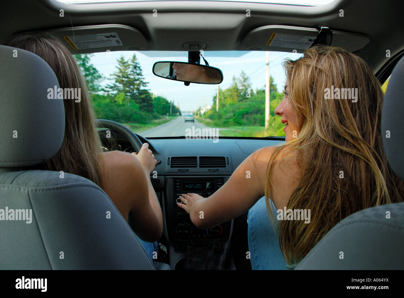 2 ragazze adolescenti in auto insieme Foto Stock