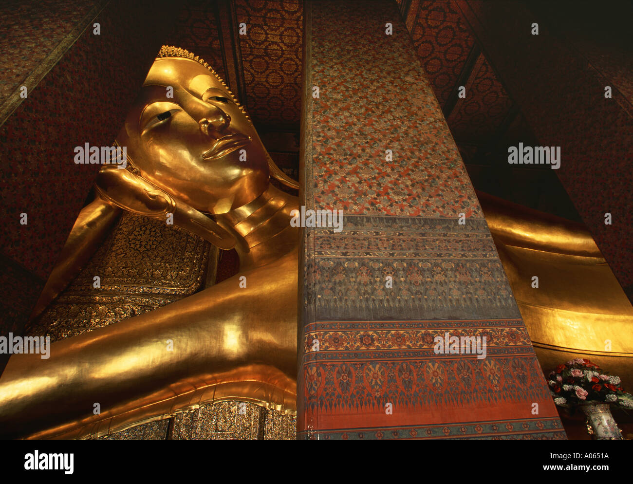 Buddha reclinato Wat Pho tempio di Bangkok in Thailandia Foto Stock