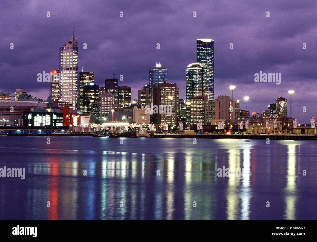 Twilight vista della skyline con nuovo stadio di fronte fiume Yarra Melbourne Australia Foto Stock
