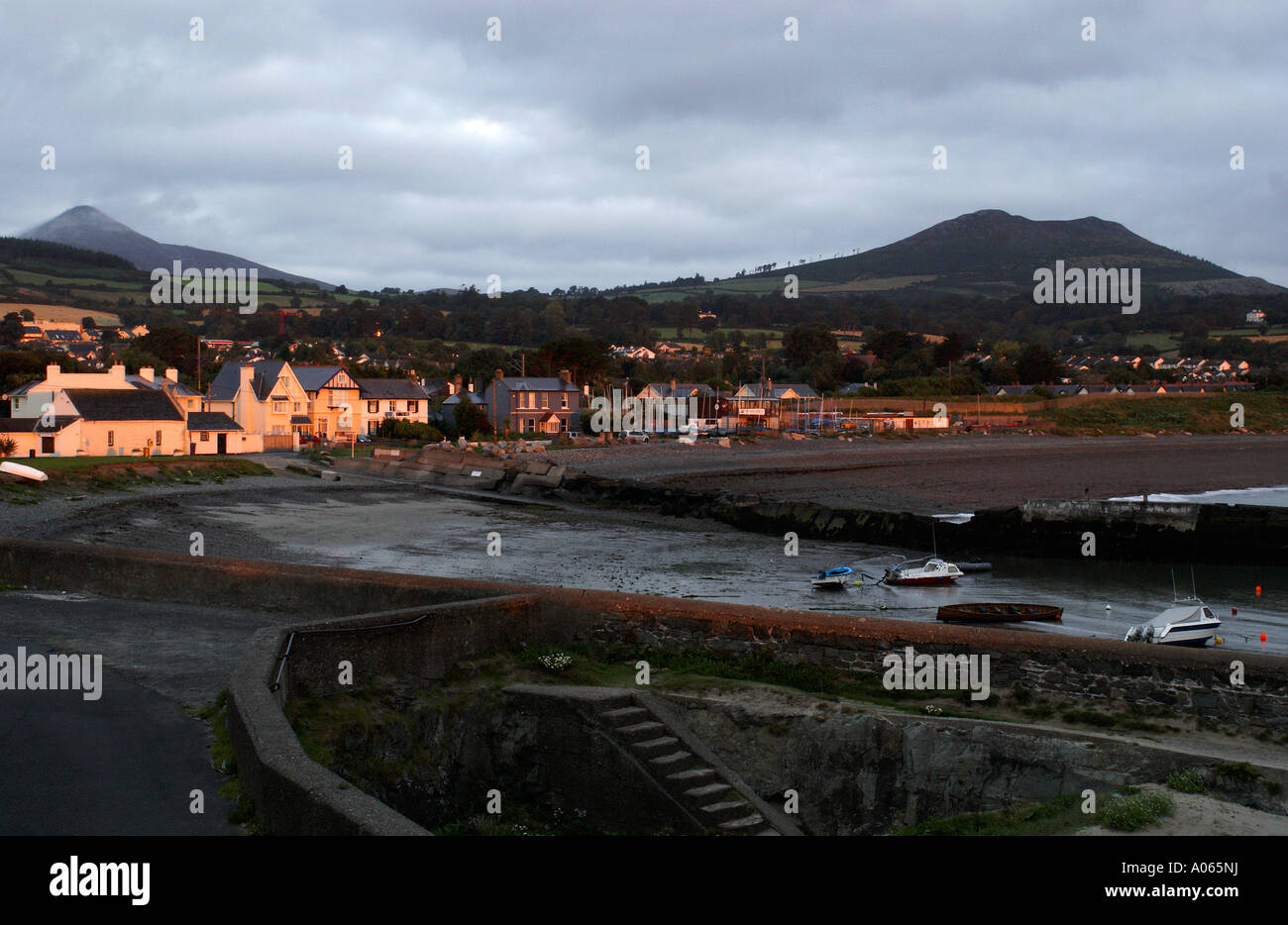 Il vecchio porto di greystones all'alba Foto Stock