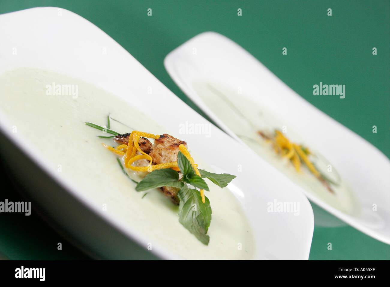 Ciotole contenenti sugo guarnita con foglie e condimento salato Foto Stock