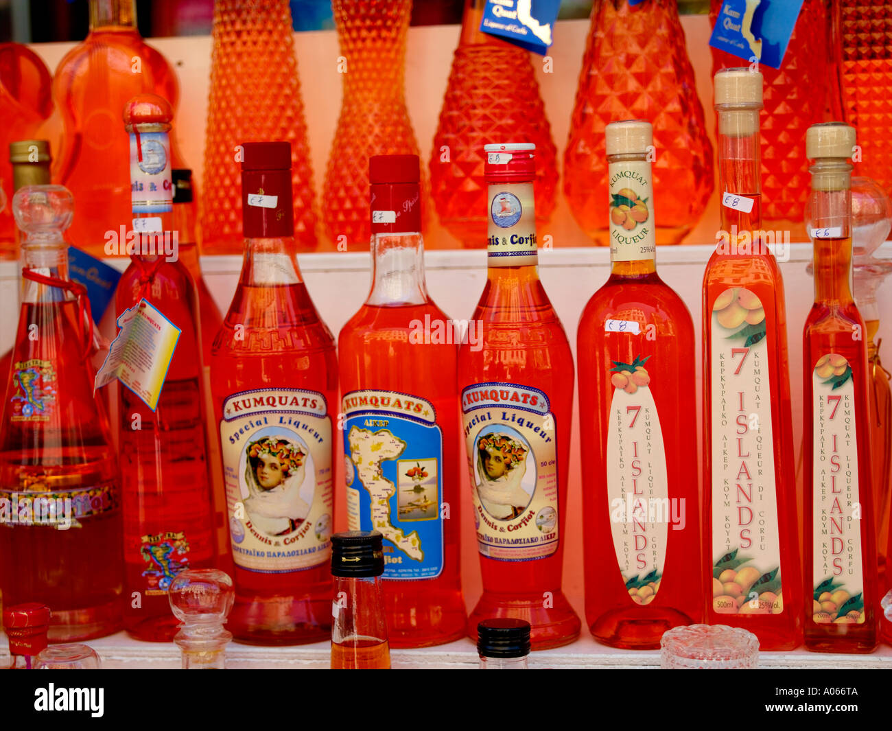L'isola di Corfù, Kumquat liquore per la vendita Foto stock - Alamy