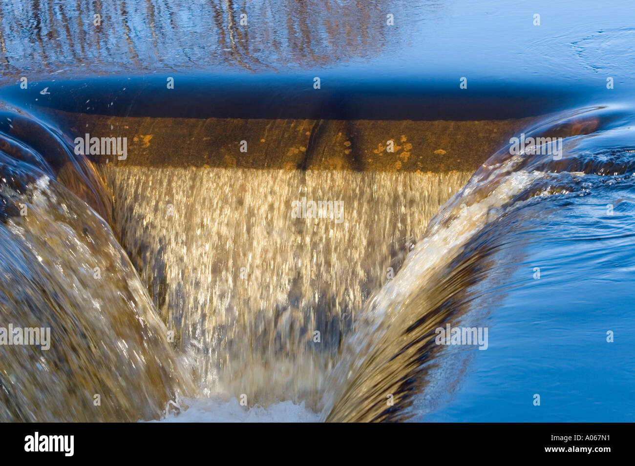 Versare acqua nel sistema fognario Foto Stock