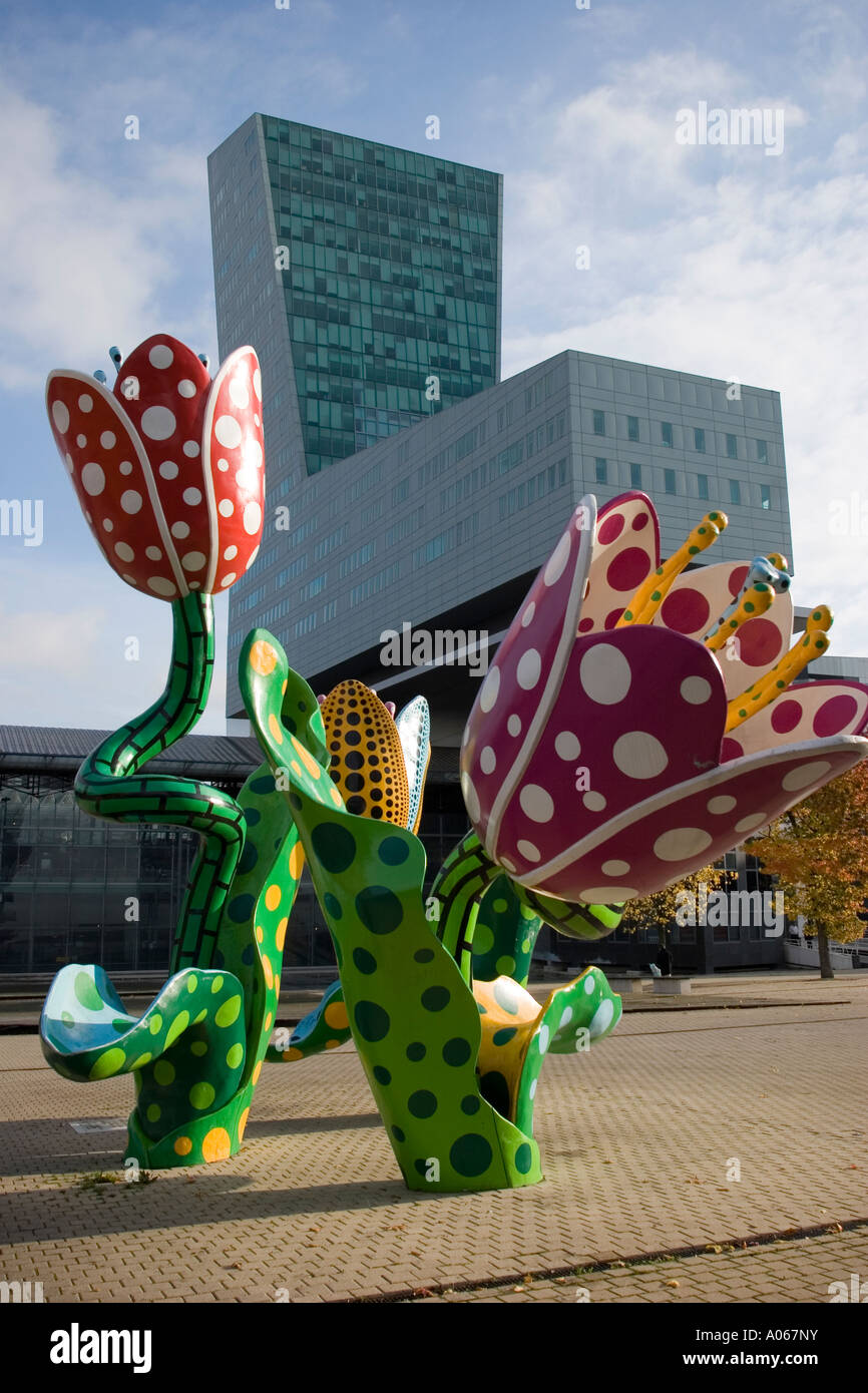 Yayoi Kusama Sculpture fuori dal nostro edificio di credito Lionaise Lille Foto Stock