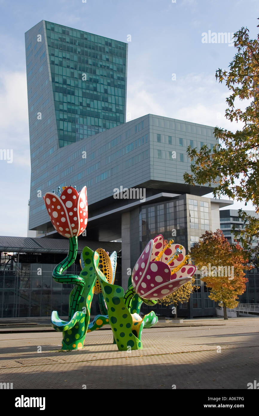 Yayoi Kusama Sculpture fuori dal nostro edificio di credito Lionaise Lille Foto Stock