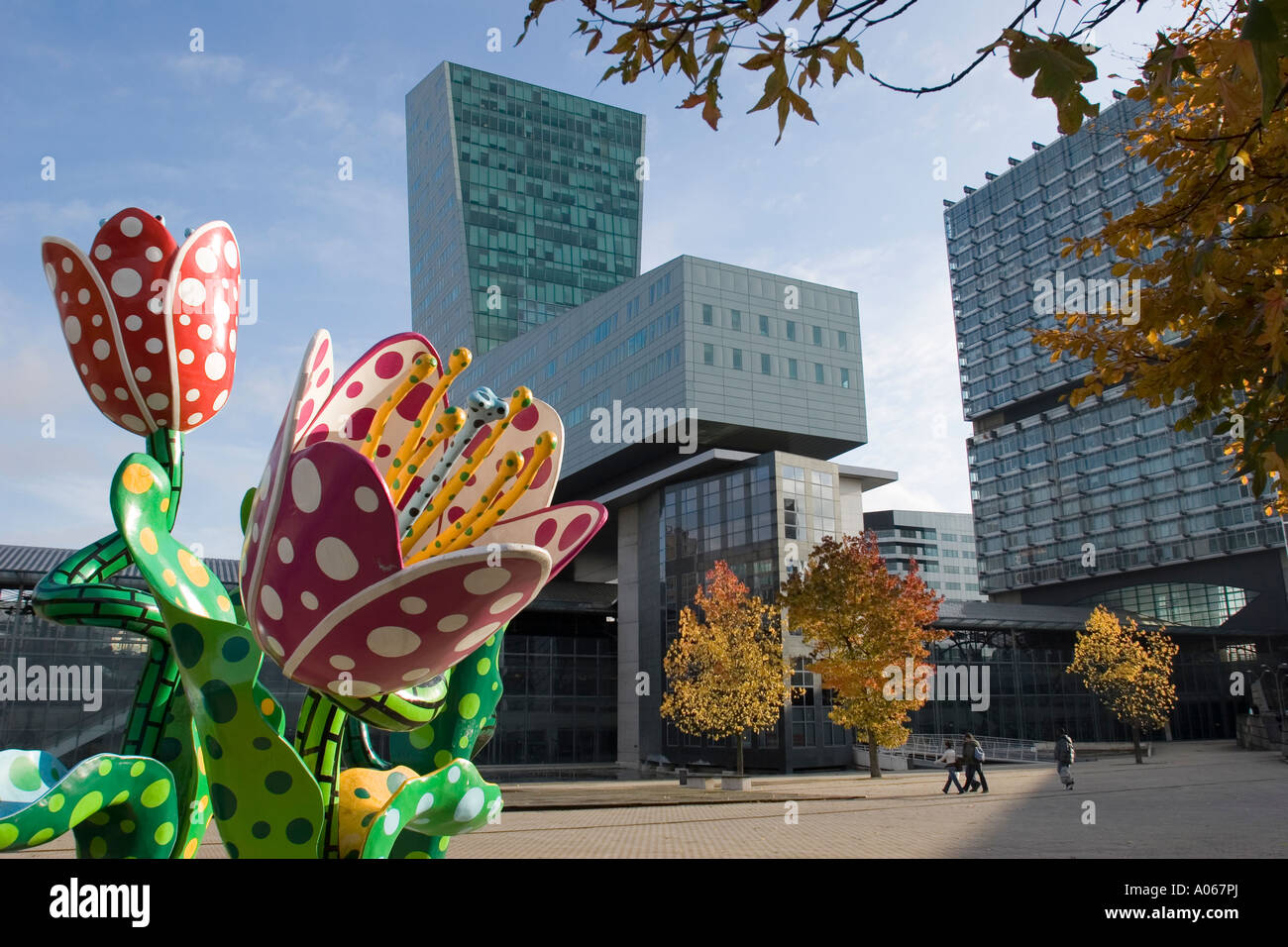 Yayoi Kusama Sculpture fuori dal nostro edificio di credito Lionaise Lille Foto Stock