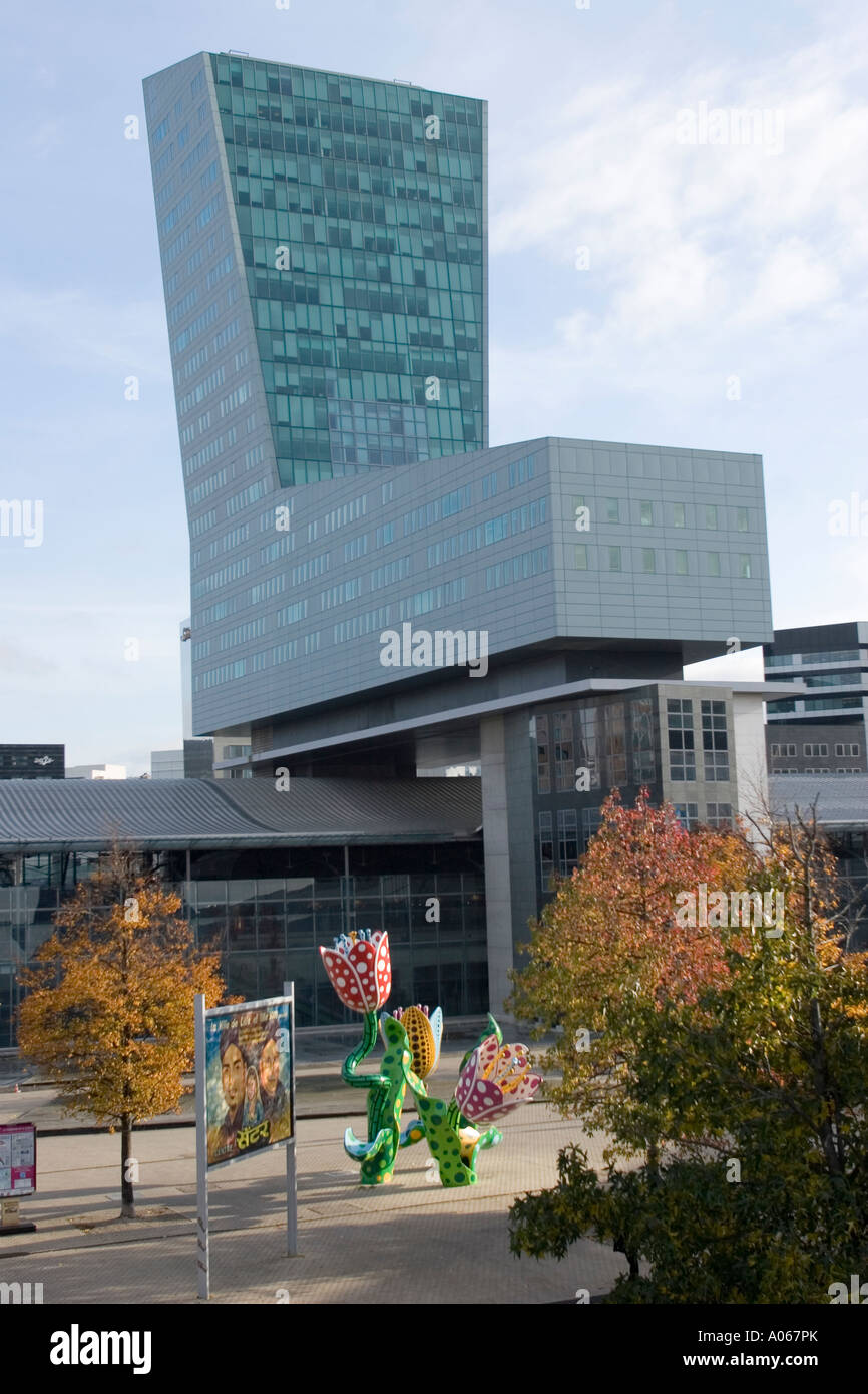 Yayoi Kusama Sculpture fuori dal nostro edificio di credito Lionaise Lille Foto Stock