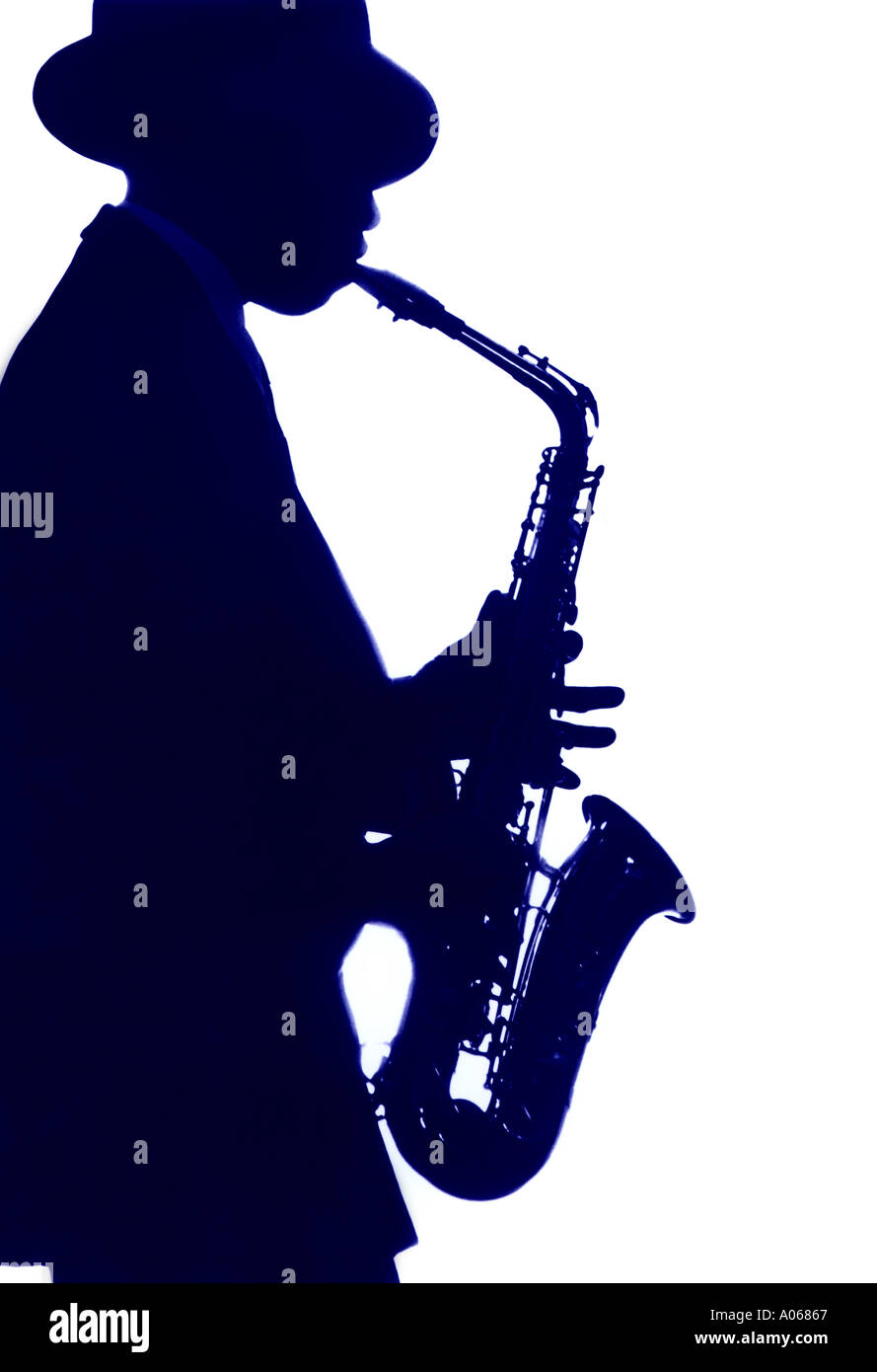 Silhouette di uomo giocando un sassofono. Foto Stock