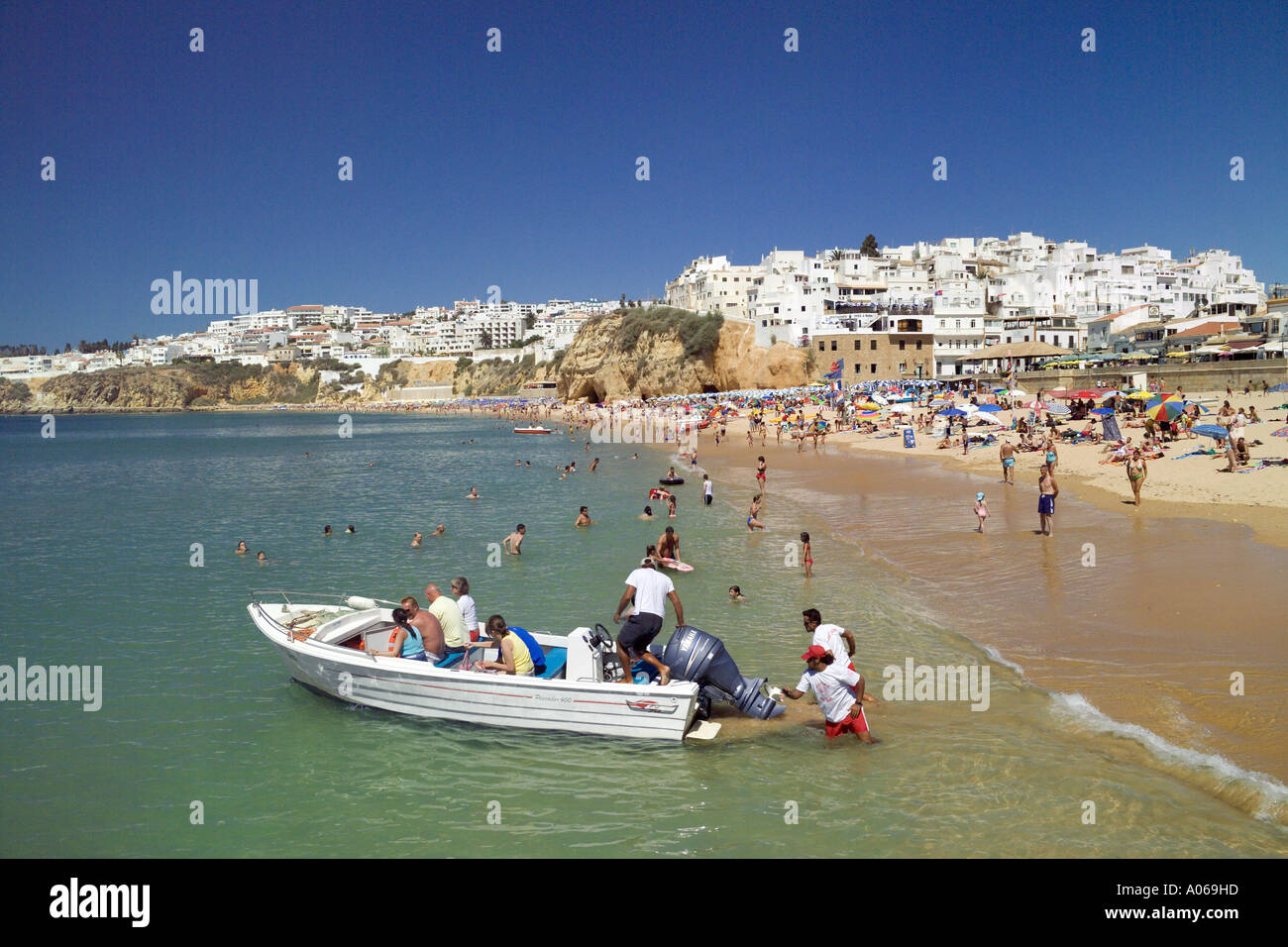Spiaggia di Albufeira, imbarcazione turistica dell'Algarve. Portogallo Foto Stock