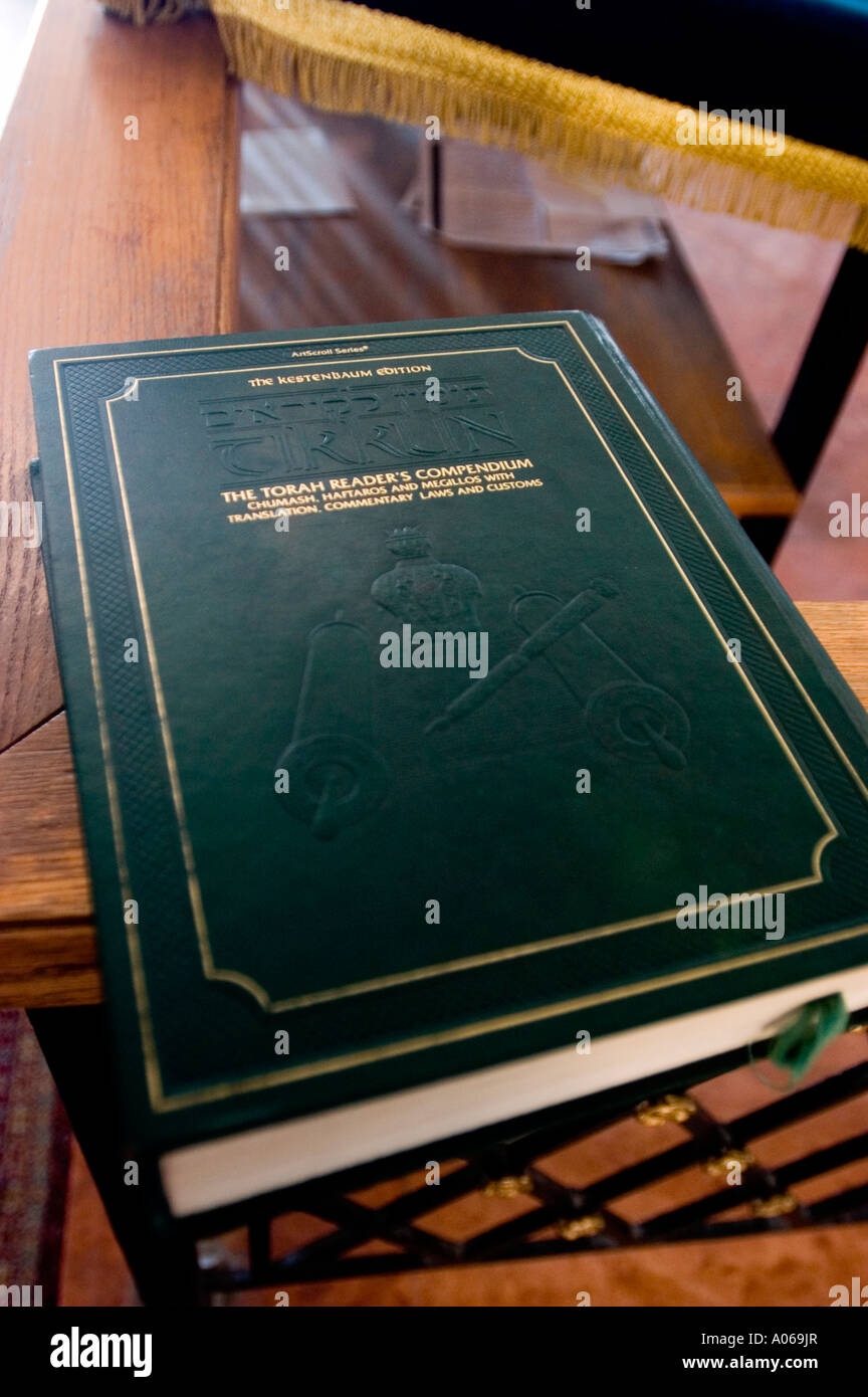 Libro ebraico sacro nella sinagoga di Varsavia, Varsavia, Polonia. Tikkun Torah Reader's Compendium ArtScroll Edition su una scrivania in legno. Foto Stock