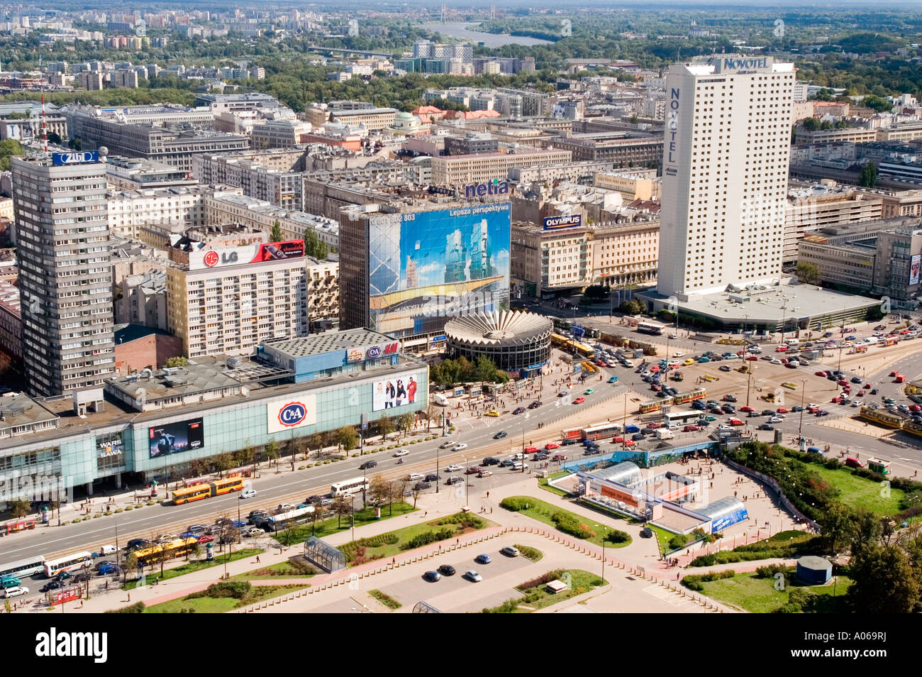Varsavia vista dal palazzo della cultura e della scienza su Novotel hotel bianco edificio Warszawa Polonia Foto Stock