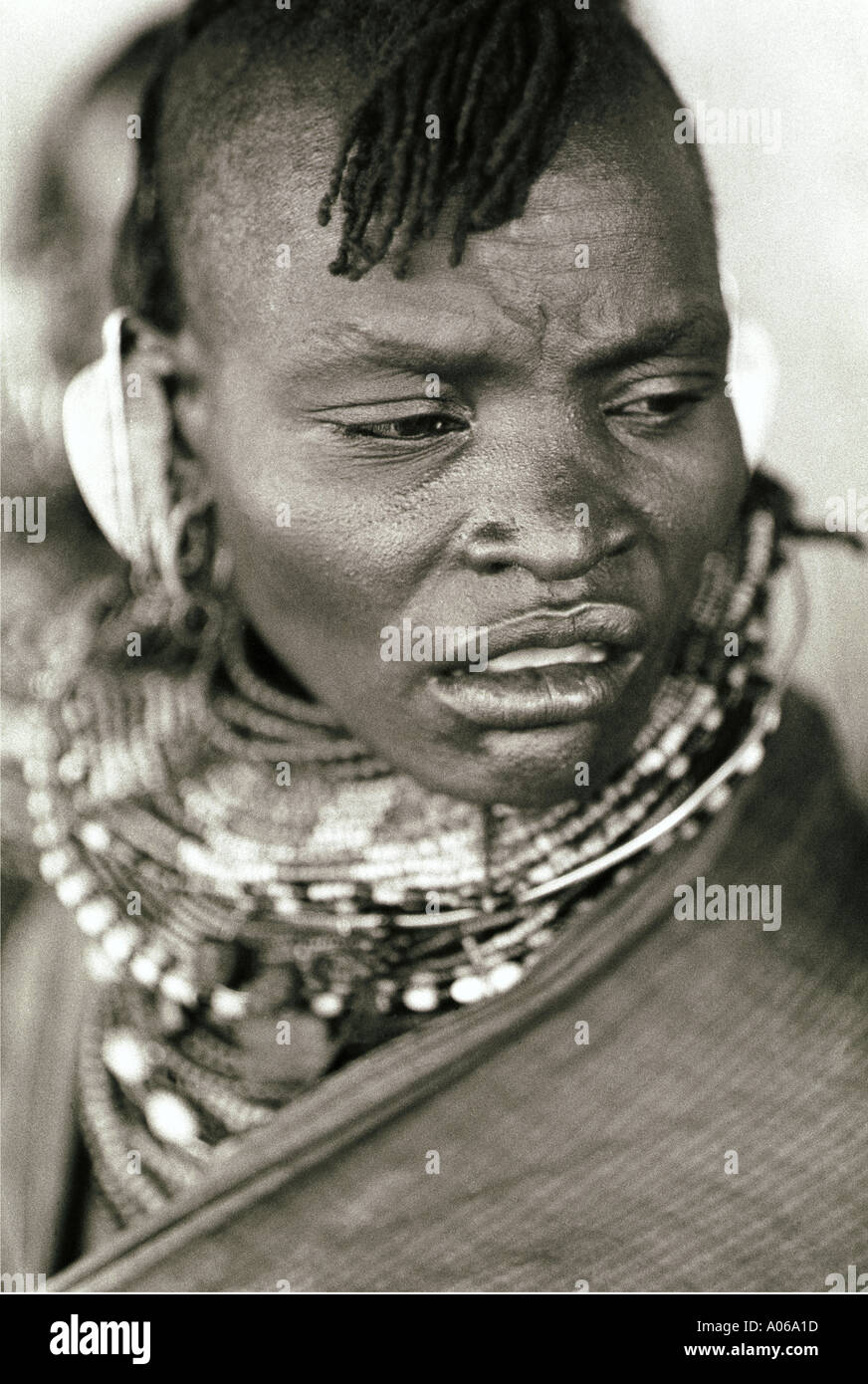 Una donna Turkana in corrispondenza di una stazione di alimentazione nel nord del Kenya durante una carestia nella Suguta Valley Foto Stock