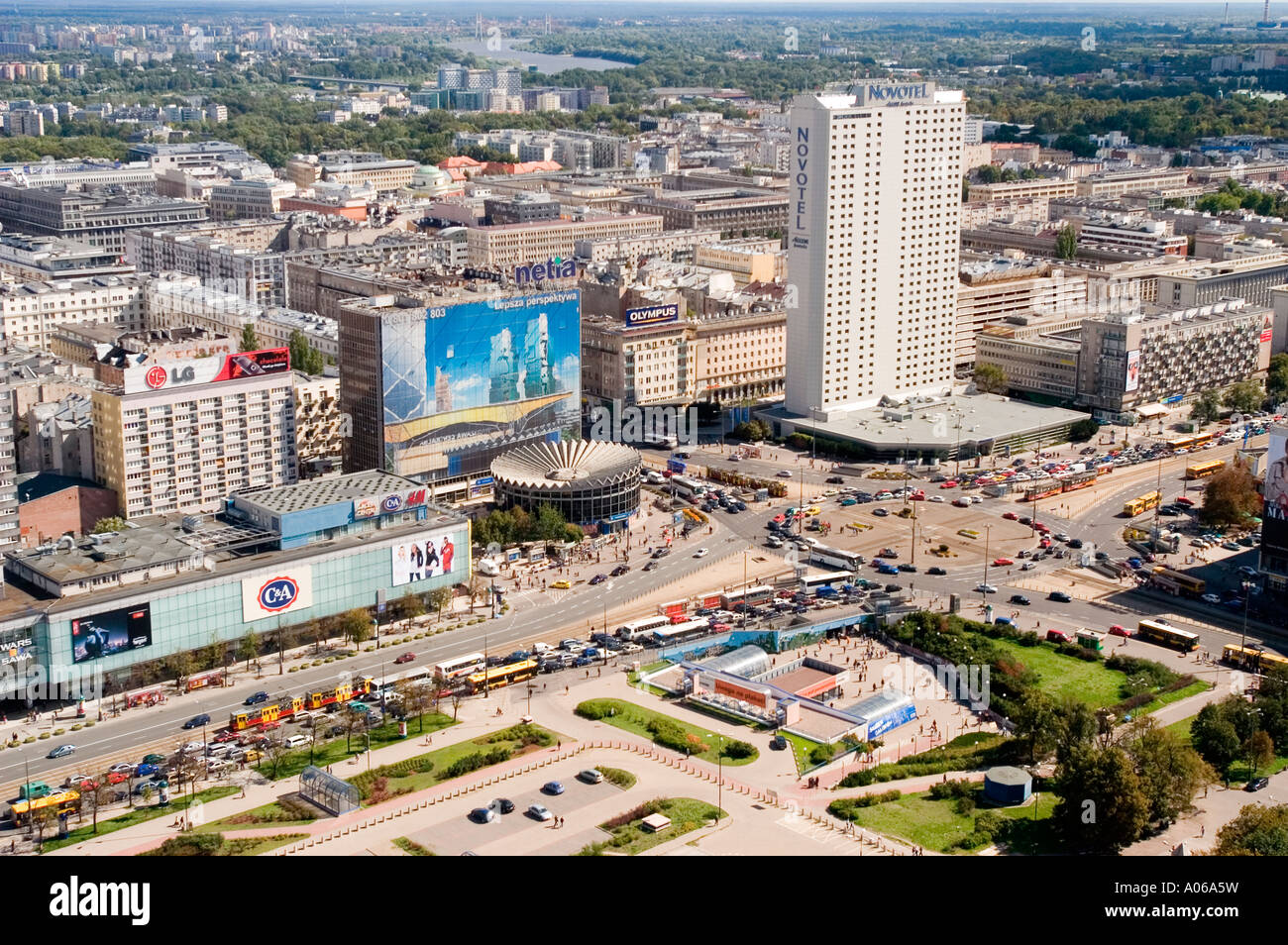 Varsavia vista dal palazzo della cultura e della scienza su Novotel hotel bianco edificio Warszawa Polonia Foto Stock