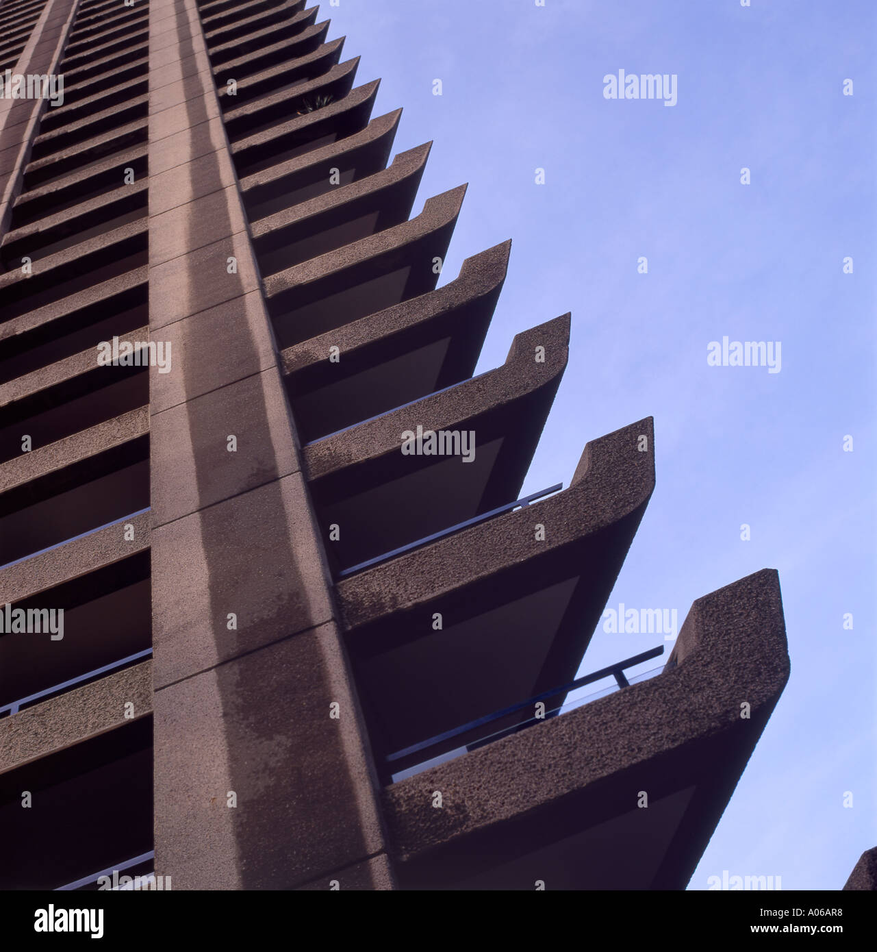 Un basso angolo di visione di Shakespeare Torre del Barbican Estate un residenziale alta torre di blocco del balcone appartamenti in Londra England Regno Unito KATHY DEWITT Foto Stock