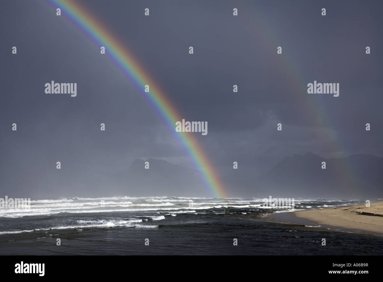 L'arcobaleno in un cielo tempestoso Foto Stock