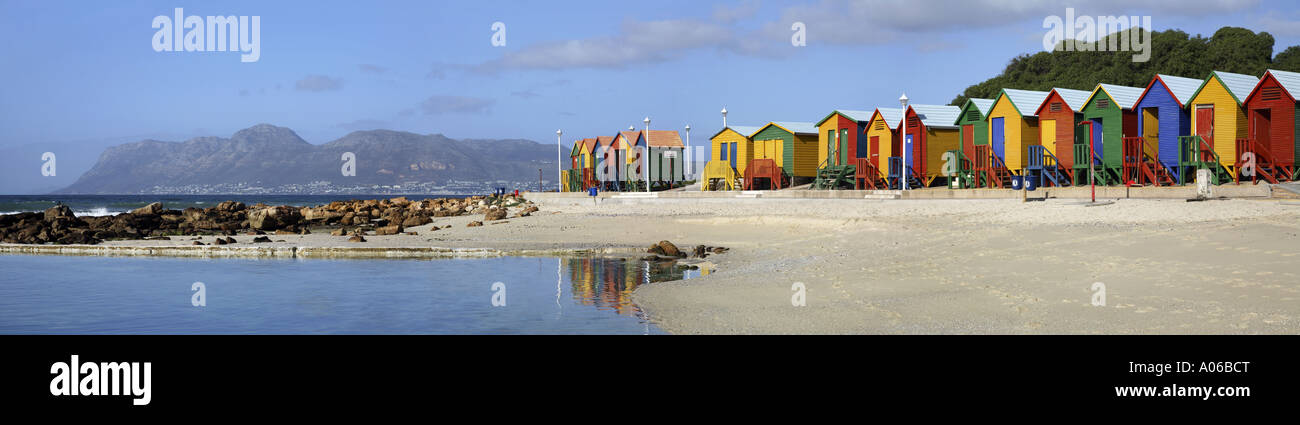 Spiaggia di capanne in Muizenberg con la Penisola del Capo in background Foto Stock