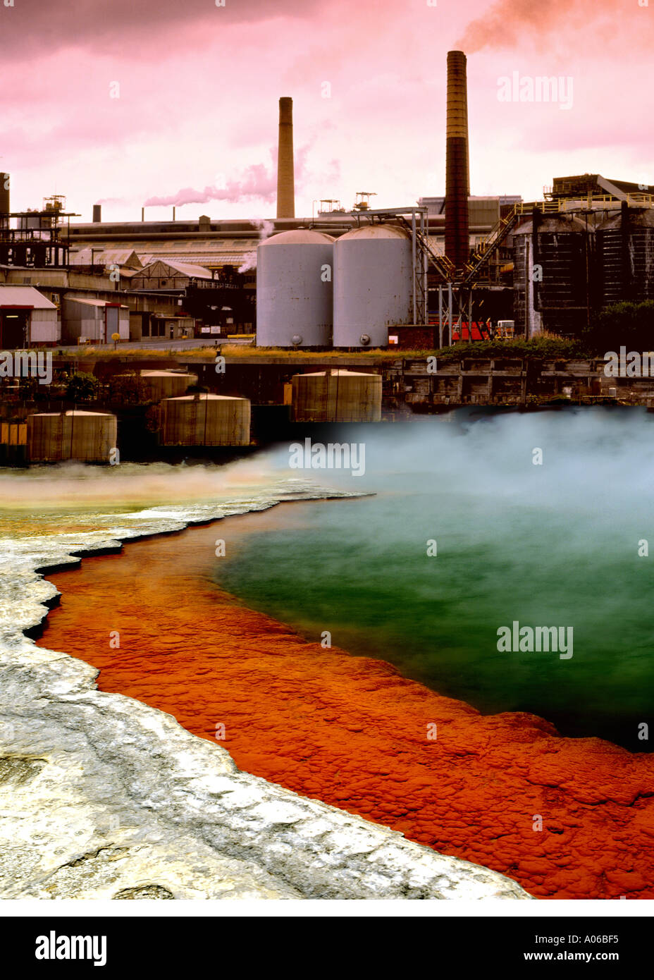 Inquinamento industriale e i rifiuti tossici piscina Foto Stock