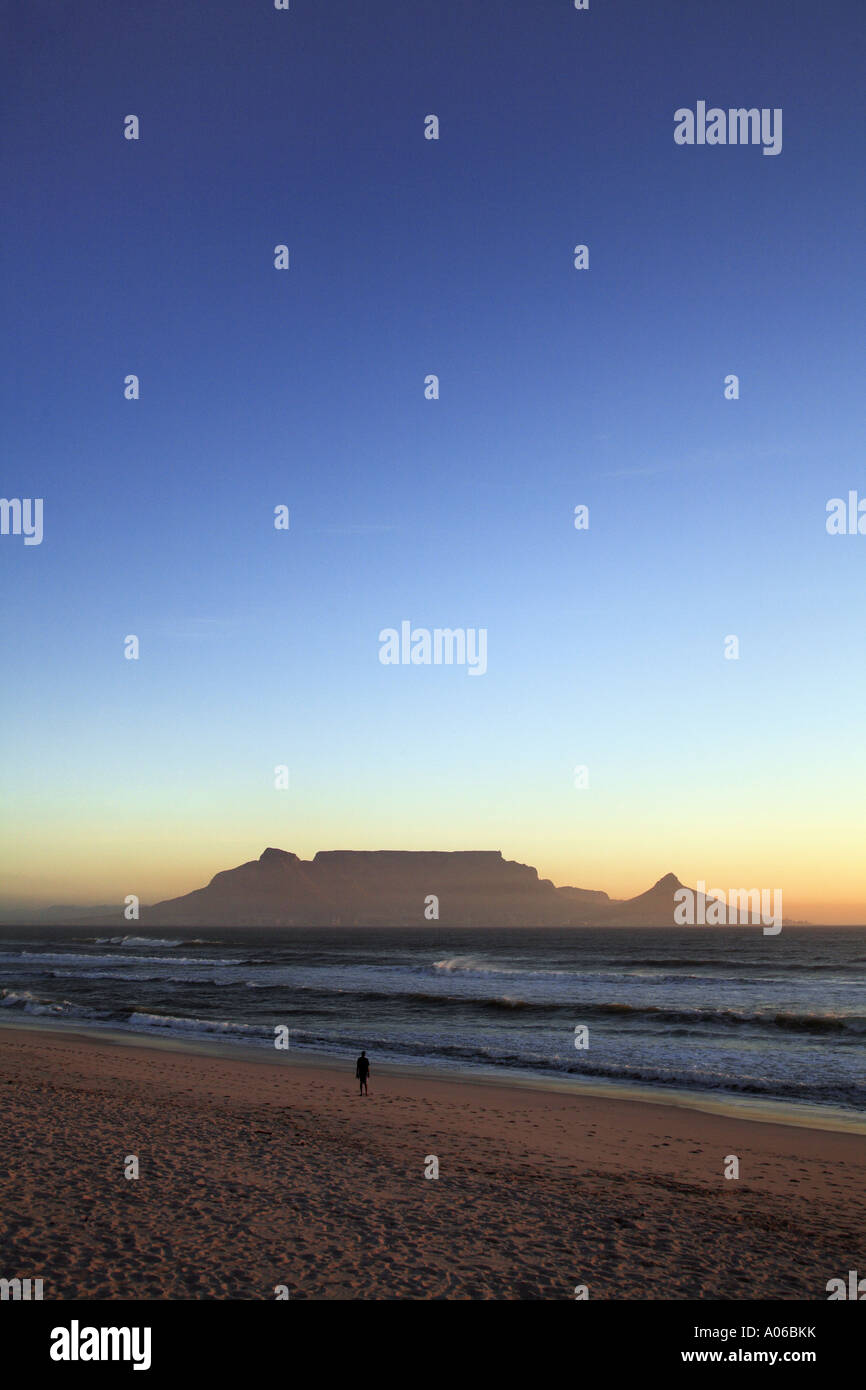 Cape Town Table Mountain, vista da Bloubergstrand Foto Stock