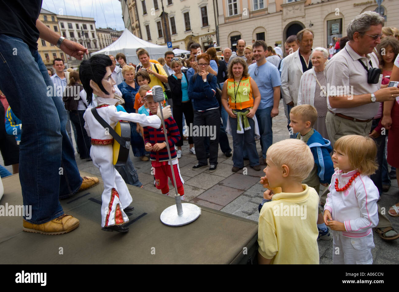 La Polonia a Cracovia uno spettacolo di burattini sulla piazza principale nella città vecchia Foto Stock