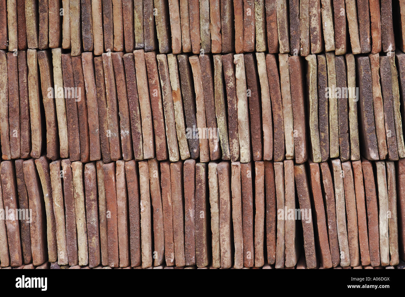 Tegole del tetto in un cantiere reclaimation Foto Stock