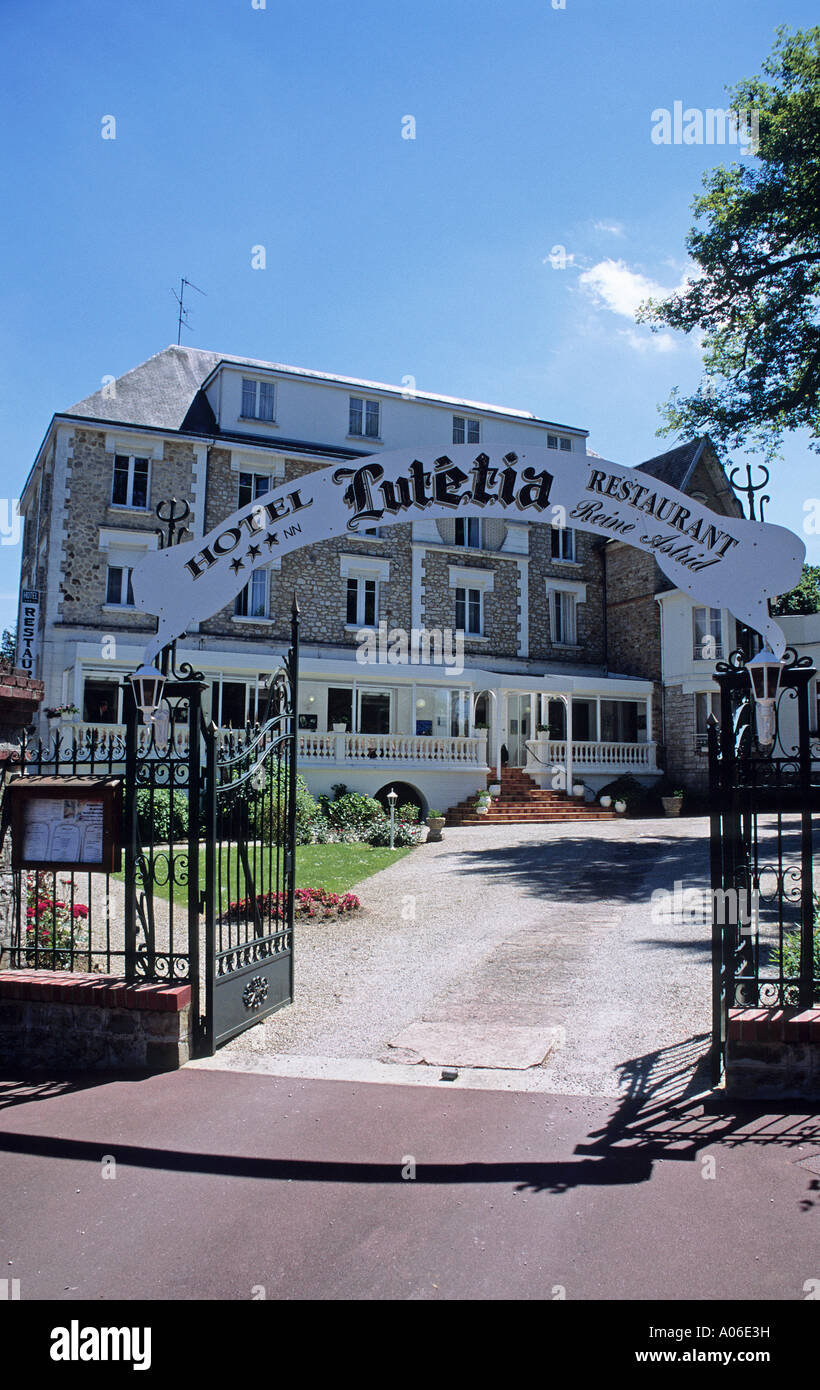 Gate e ingresso dell' Hotel Lutetia Reine Astrid a Bagnoles De L Orne Foto Stock