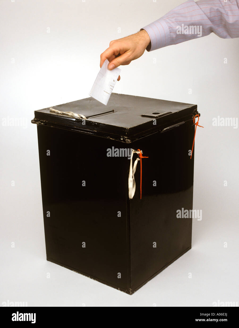 La democrazia mans mettendo mano votare nelle urne Foto Stock