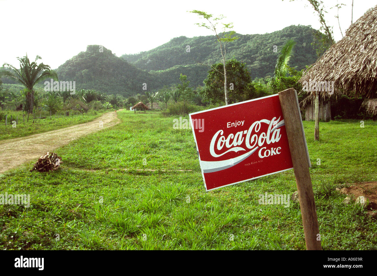 Belize Laguna Village Coca Cola segno al di fuori del negozio del villaggio Foto Stock