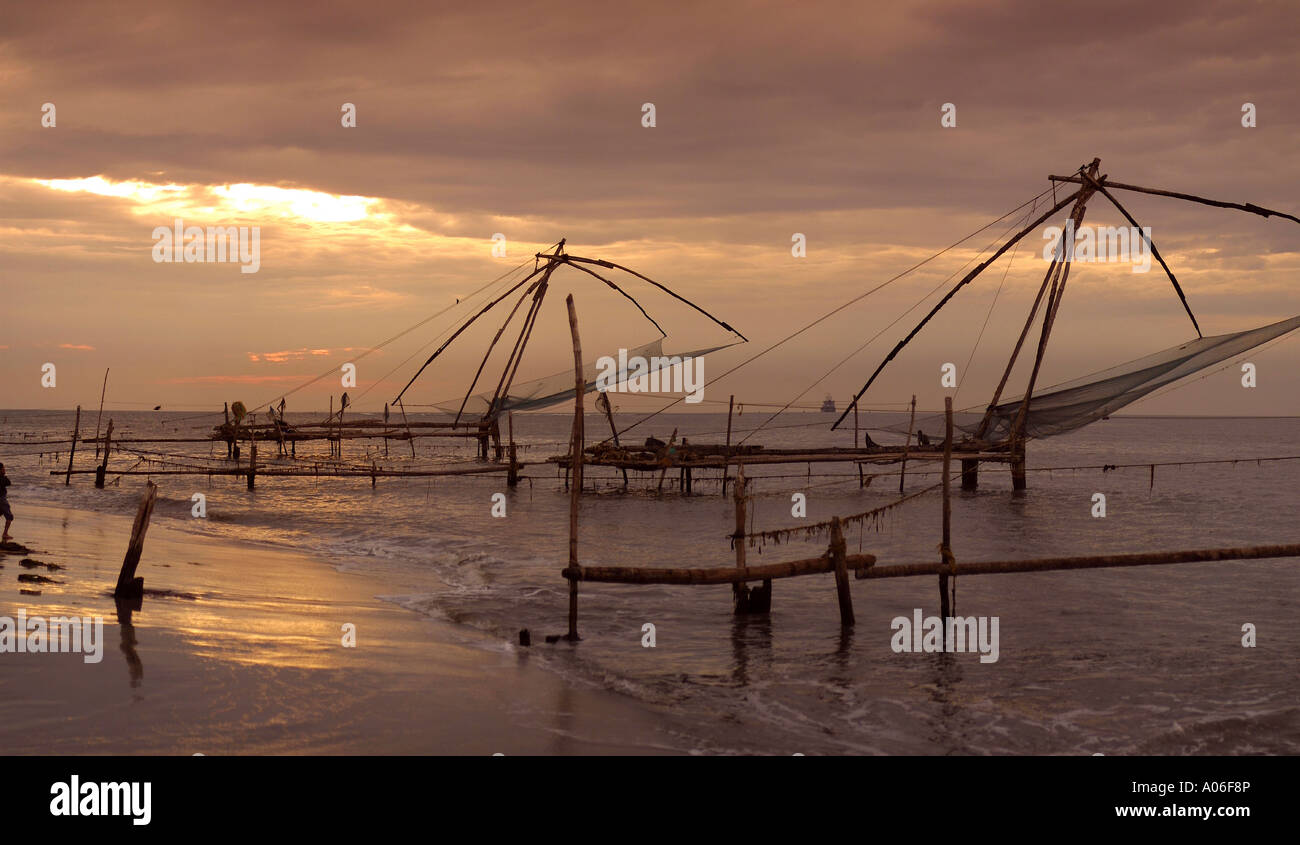 India Kerala Cochin Fort Cochin cinese reti da pesca al tramonto panoramico Foto Stock