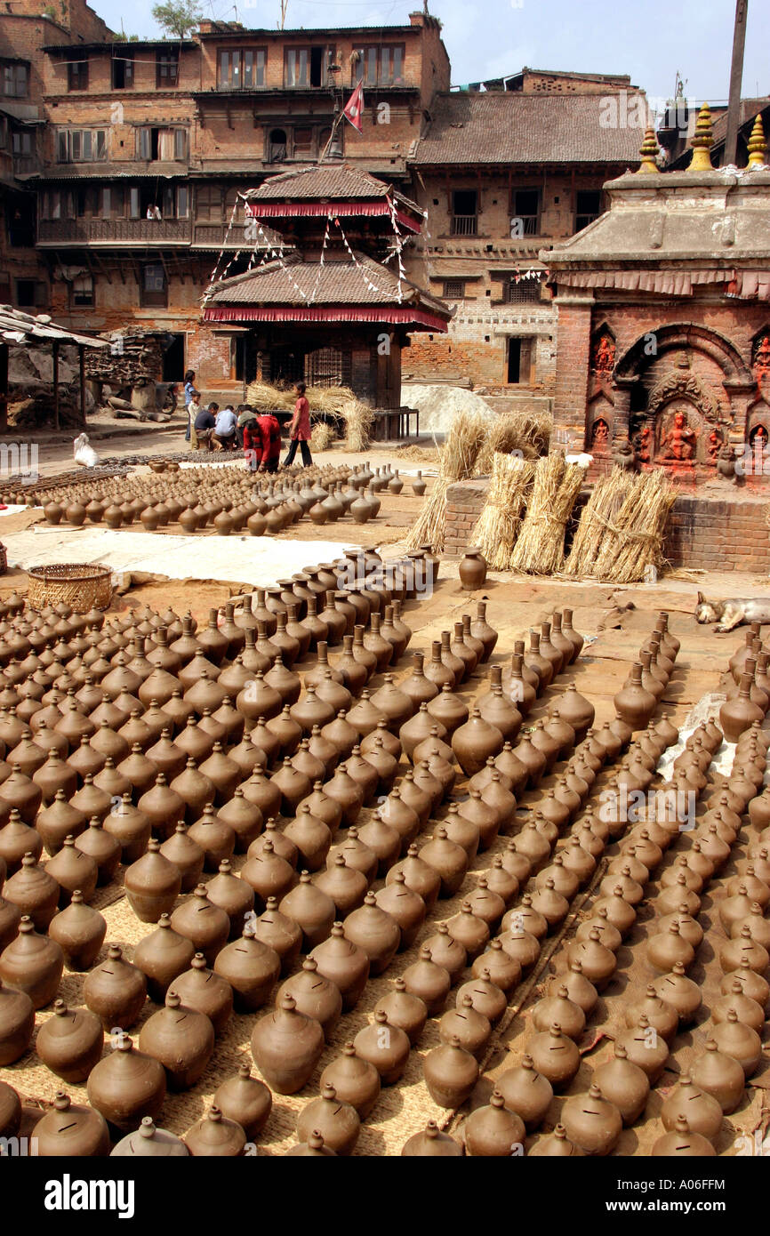 Il Nepal Bhaktapur vasai pentole quadrate di essiccazione al sole Foto Stock