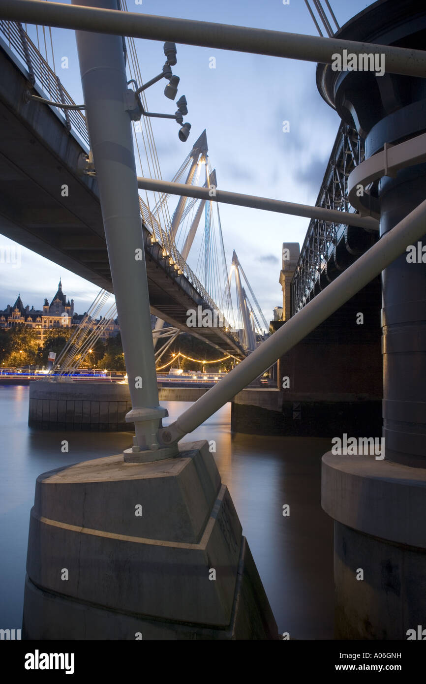 Nuovo Hungerford Bridge e il fiume Tamigi di notte Foto Stock