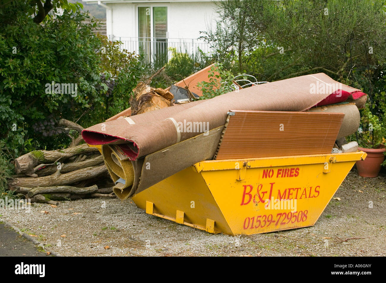 I rifiuti domestici in un salto al di fuori di una casa in fase di ristrutturazione a Ambleside, Cumbria, Regno Unito Foto Stock