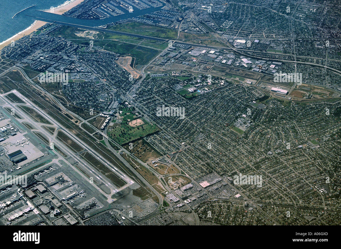 Una vista da sopra del west end di Los Angeles, California, comprese le parti dell'aeroporto LAX, e Marina Del Rey Foto Stock