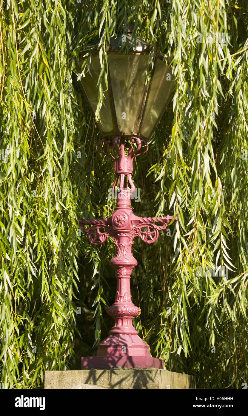 Dettaglio del ferro battuto rossa lampada a gas sul ponte in Eton Foto Stock