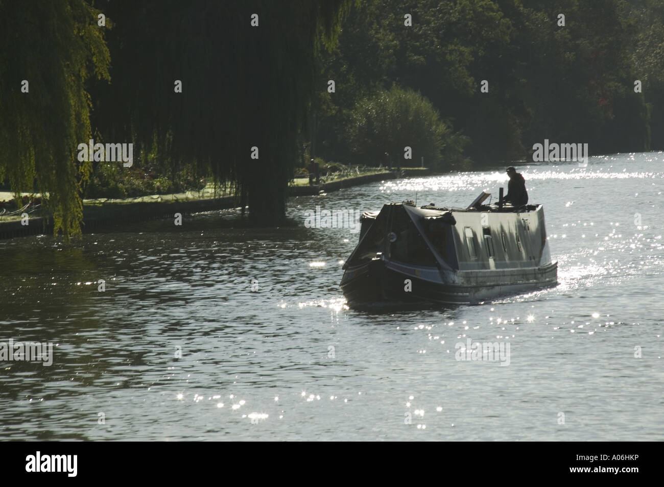 Restringere barca si avvicina Marsh blocco dal lato Shiplake sul Fiume Tamigi a Henley Foto Stock