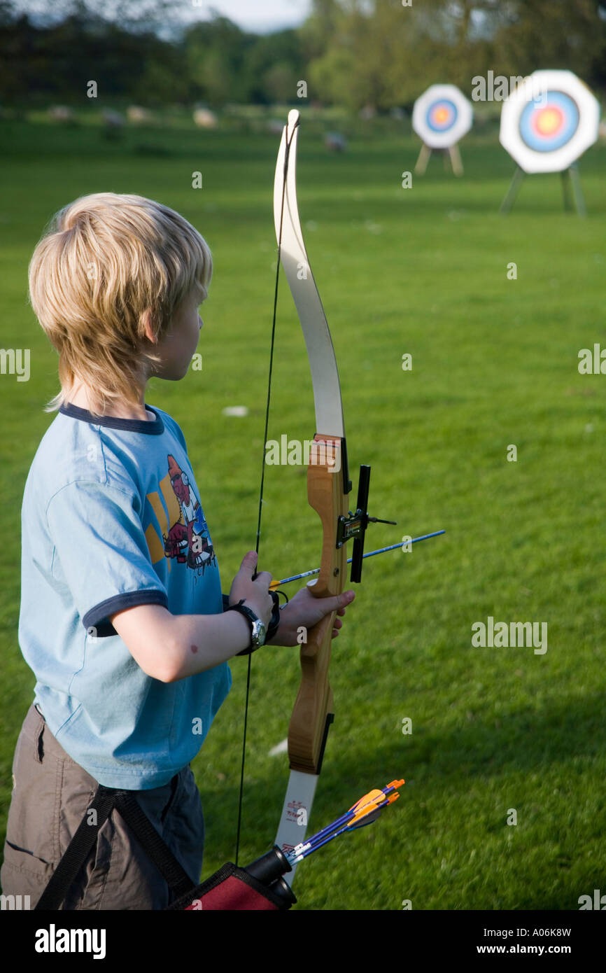 Ragazzo prendendo parte alle attività sportive di tiro con l'arco Foto Stock