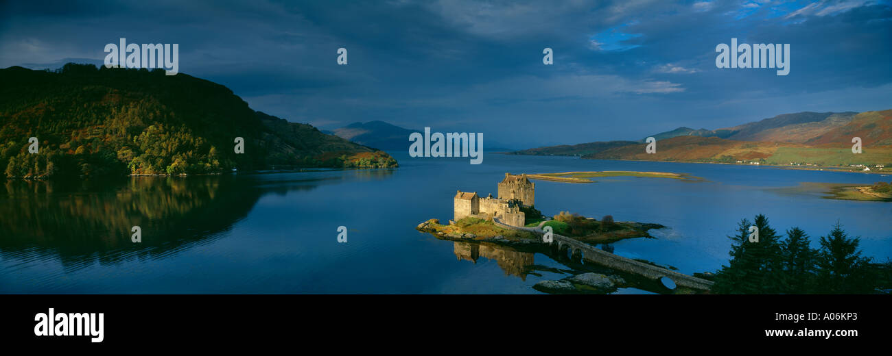 Alba al Castello Eilean Donan Dornie nr Loch Alsh Wester Ross Highlands occidentali della Scozia UK Foto Stock