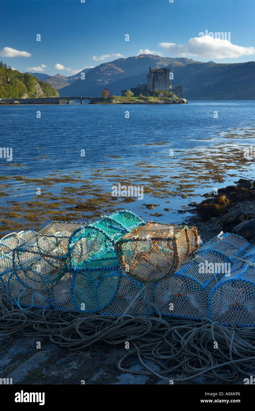 Astici granchi trappole sulle rive di Loch Alsh con Castello Eilean Donan oltre Wester Ross Scozia Scotland Foto Stock