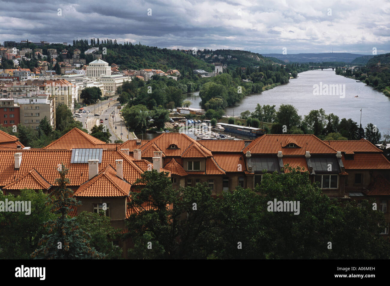 Argine del Fiume Vltava Podoli Praga Foto Stock