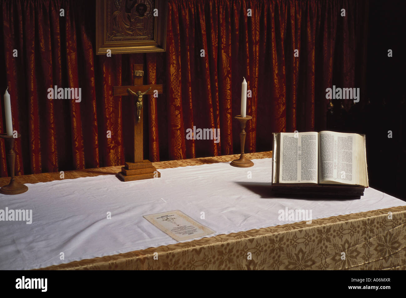 La Bibbia aperta sull altare della chiesa City of London Foto Stock