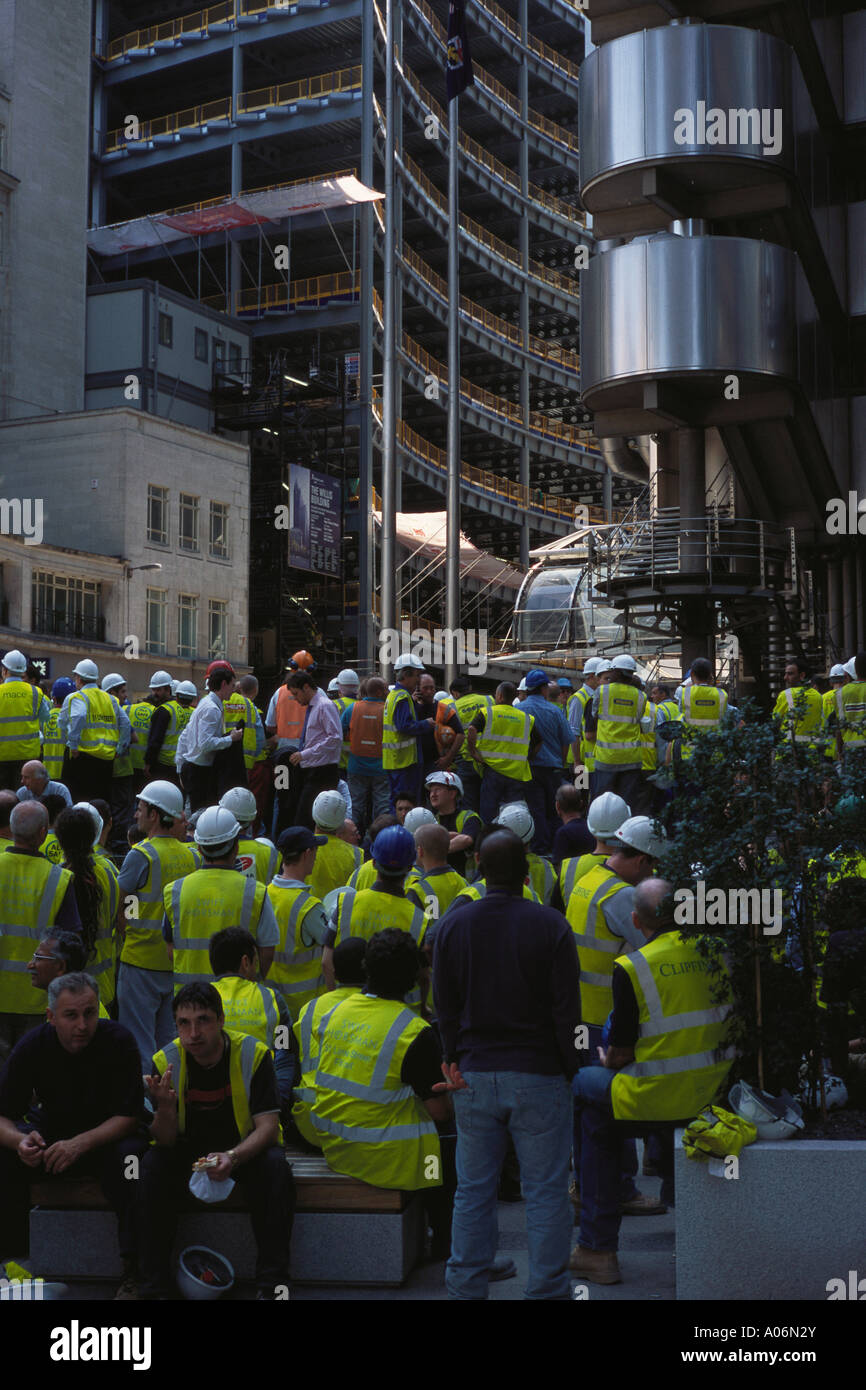 Lavoratori edili si riuniscono per allarme incendio Lime street london Foto Stock