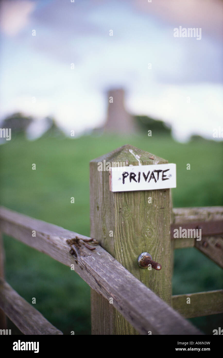 Cancello in legno contrassegnati come Privato che conduce al castello di follia vicino a Walsingham NORFOLK REGNO UNITO Foto Stock