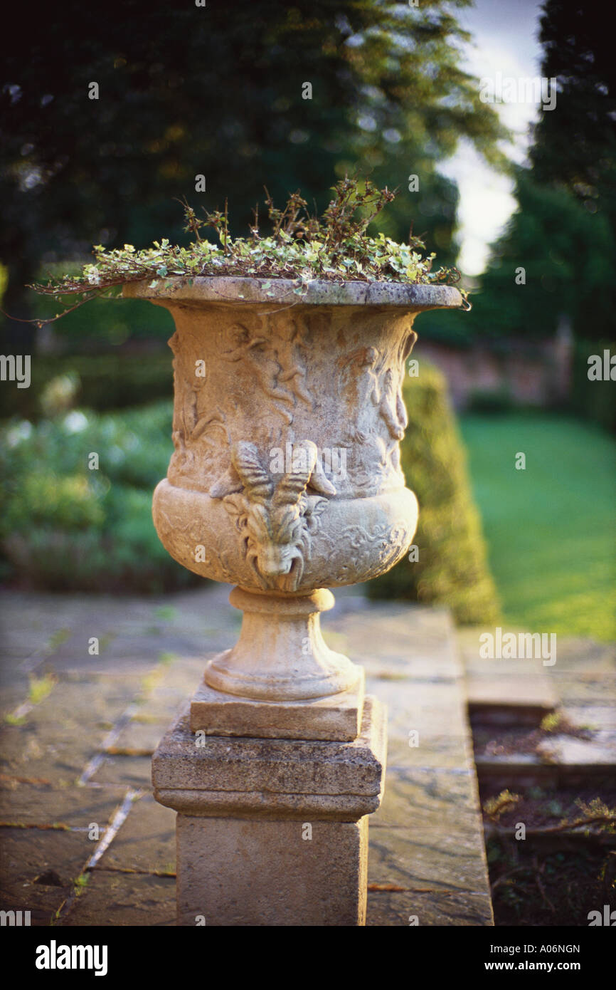 Urna di pietra nel giardino della casa di campagna del NORFOLK REGNO UNITO Foto Stock