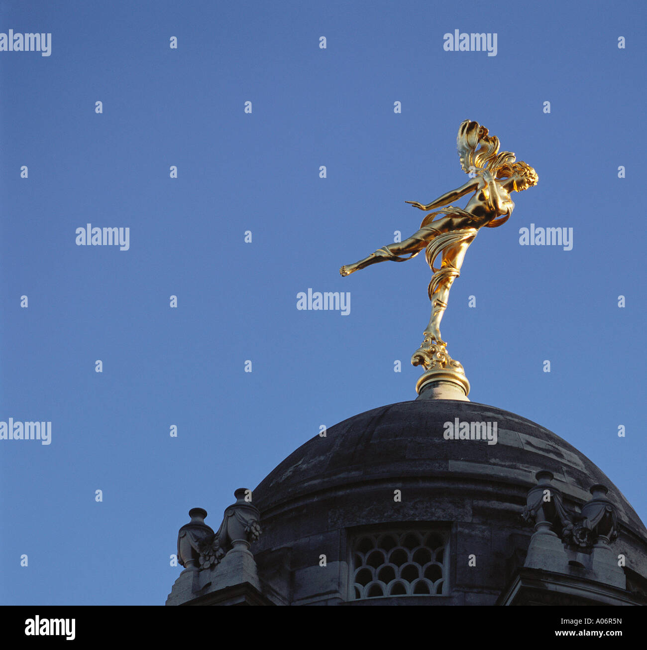 Statua dorata sopra Bank of England City of London REGNO UNITO Foto Stock