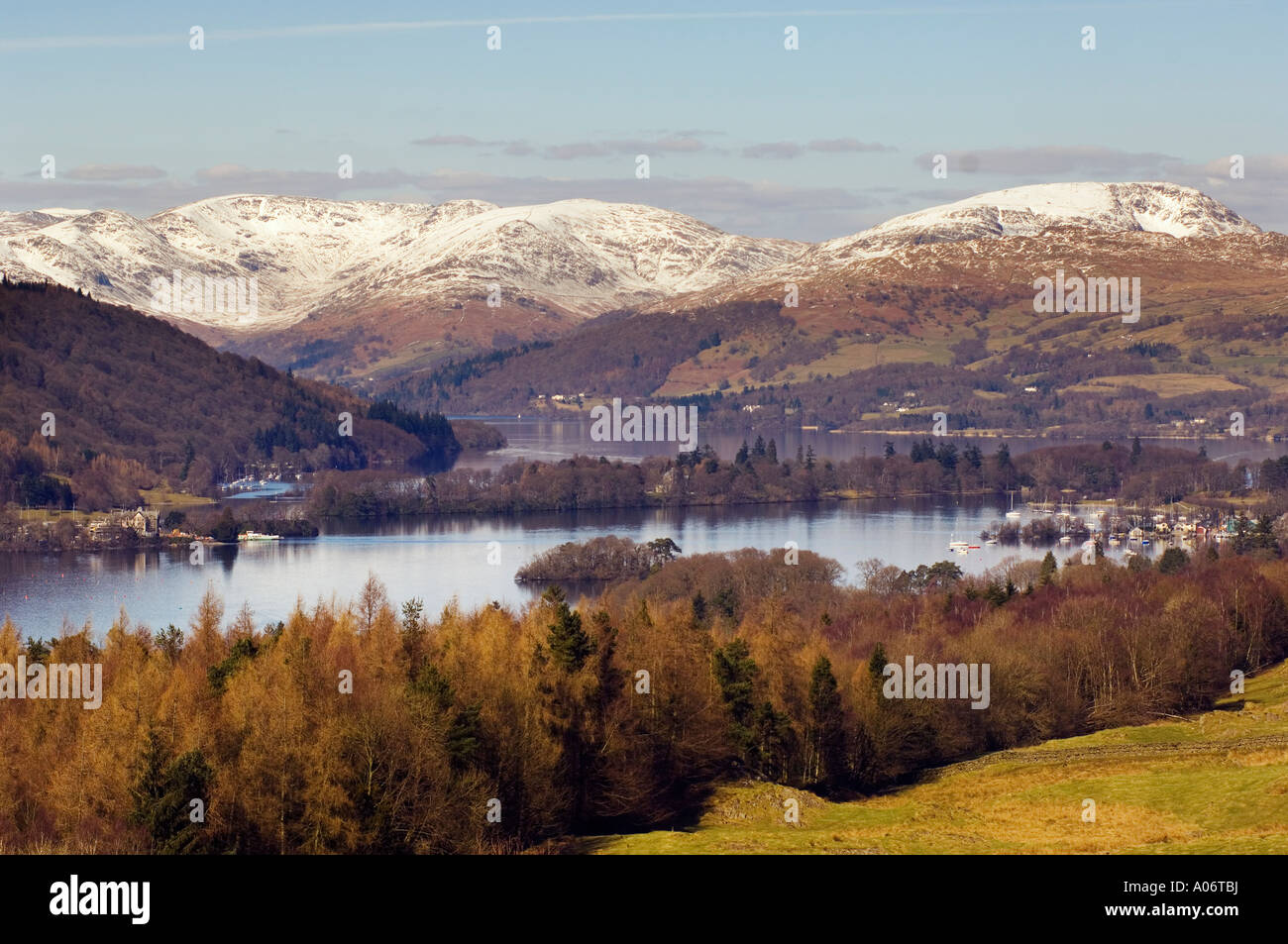 Windermere da altezze Rosthwaite guardando verso il Fairfield Horseshoe e ghiaioni rosso Foto Stock