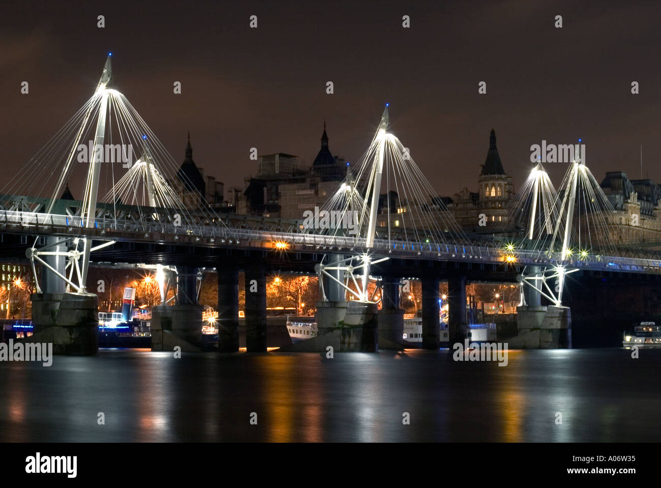 Hungerford Bridge di notte dal Tamigi foreshore. Londra, Inghilterra Foto Stock