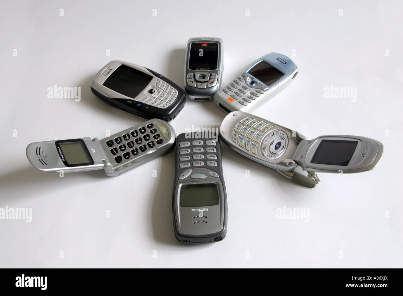 I telefoni cellulari su sfondo bianco Foto Stock